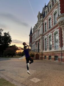 Activite basketball dans le parc du chateau Laverdines