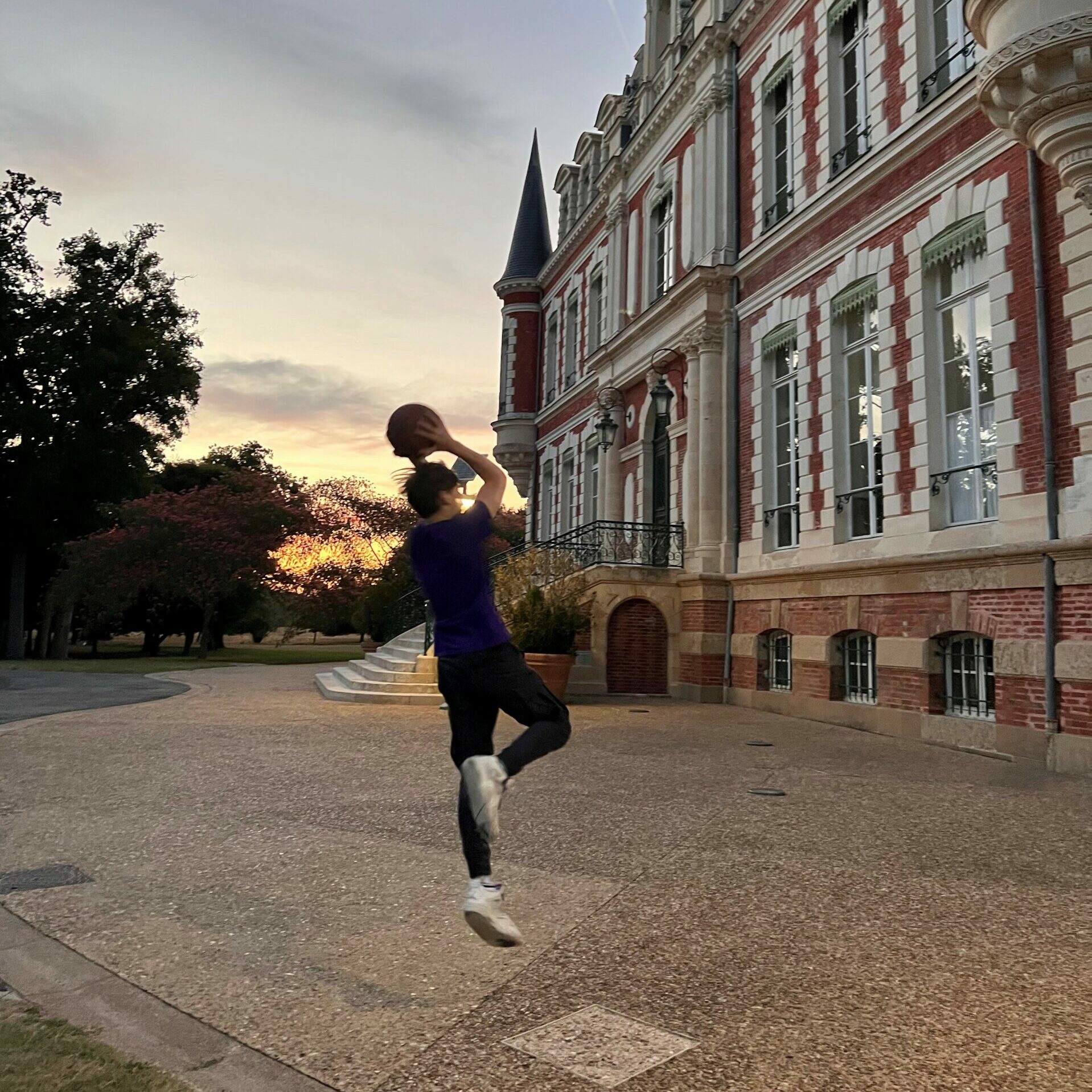Activite basketball dans le parc du chateau Laverdines
