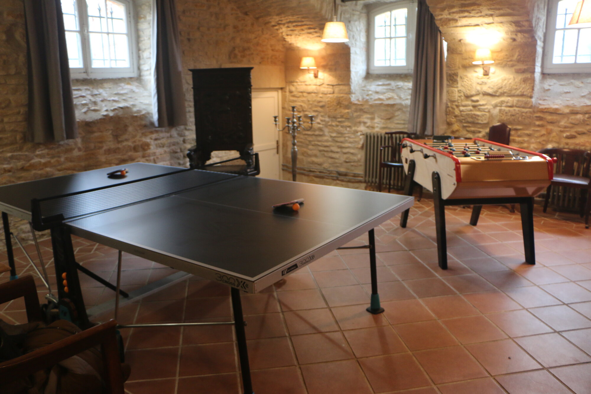 Table de ping pong et babyfoot dans le chateau Laverdines
