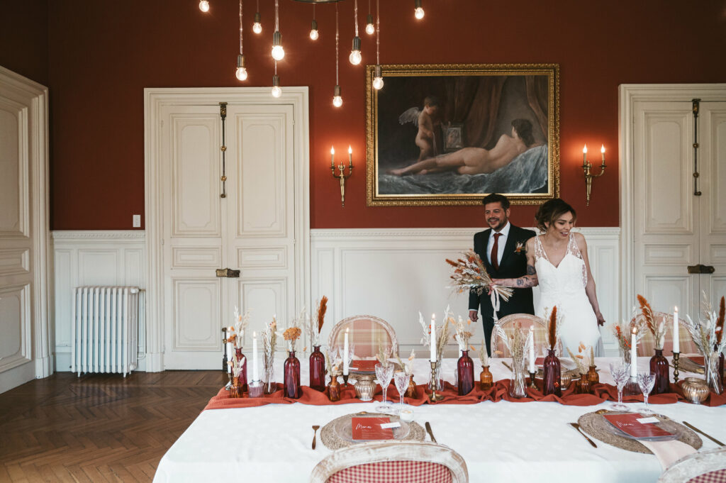 Couple de marie dans la salle a mange du chateau Laverdines