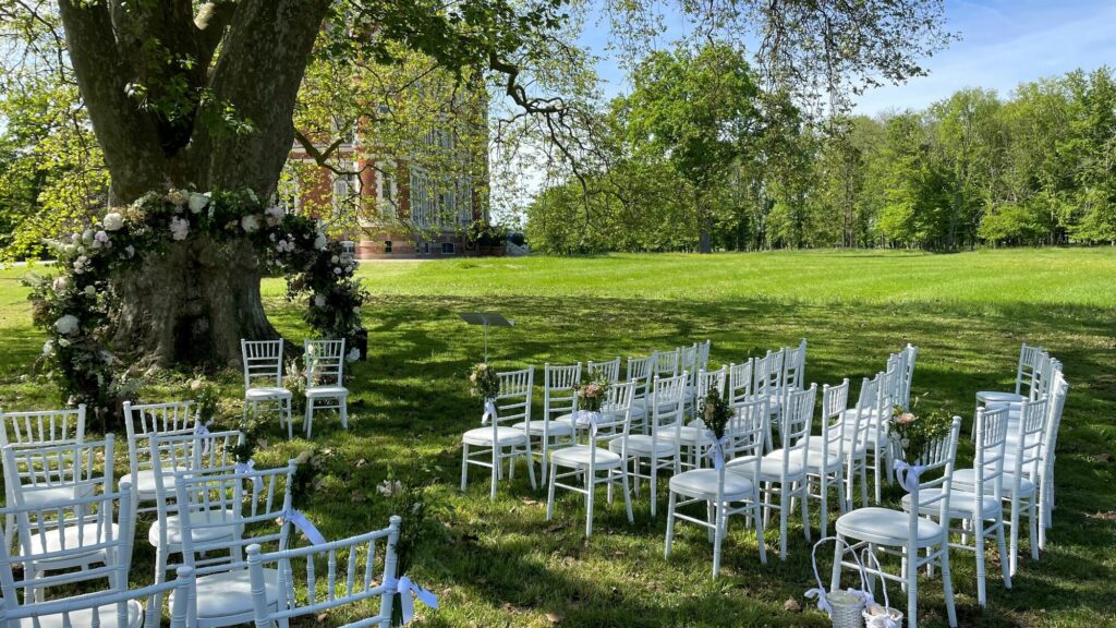 Ceremonie dans le parc du Chateau Laverdines