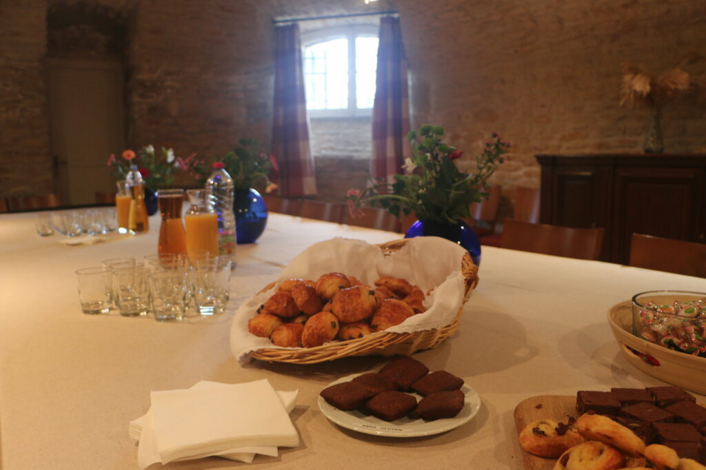 Table petit dejeuner pour un seminaire au Chateau Laverdine
