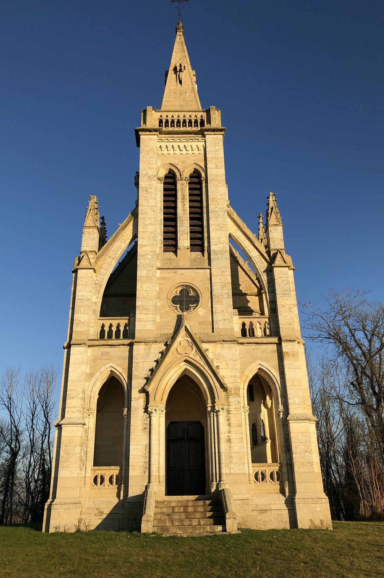 Chapelle de la commune de Laverdines avec vu exterieur