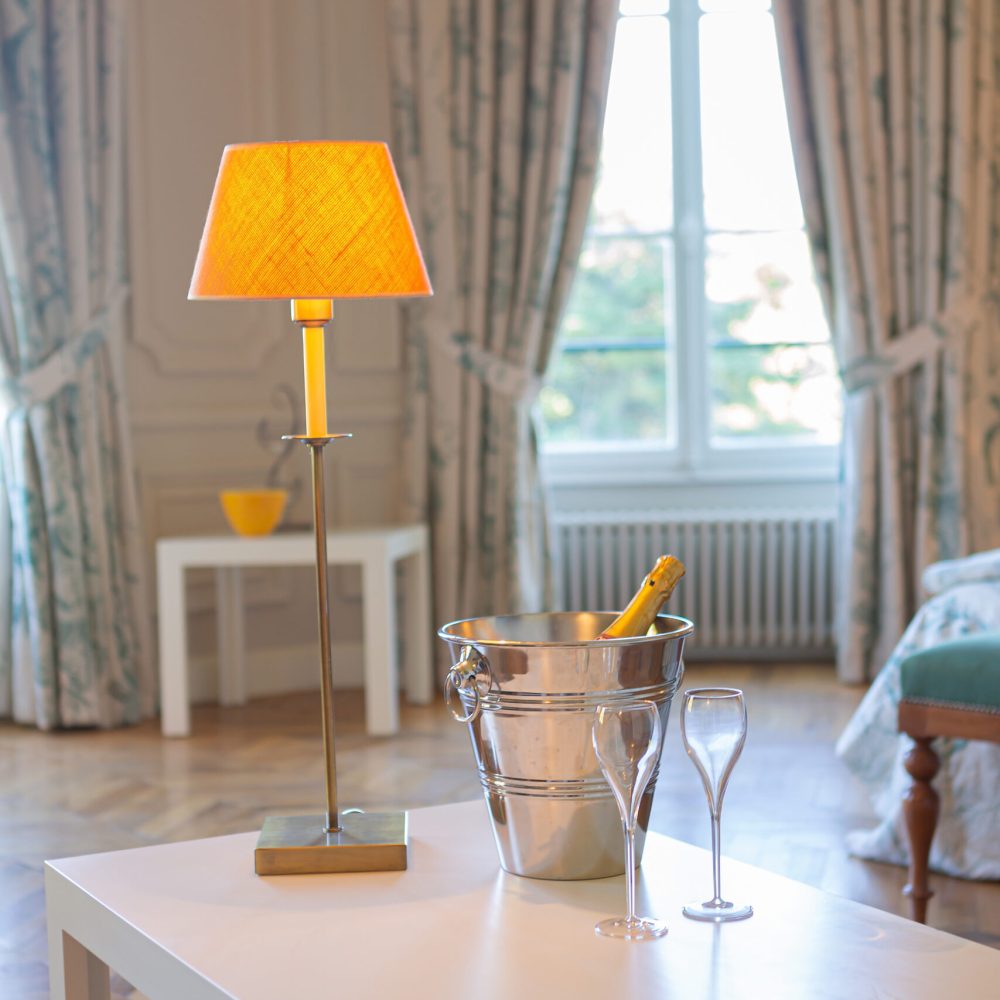 Sceau a champagne sur une table de la chambre du Chateau Laverdines