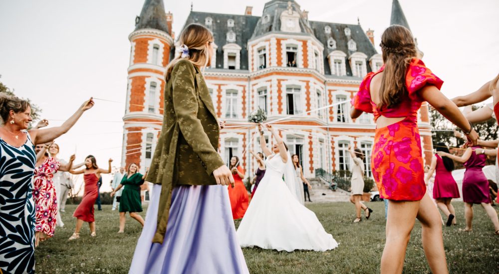 Bouquet de la mariée : des origines aux idées les plus folles pour le lancer