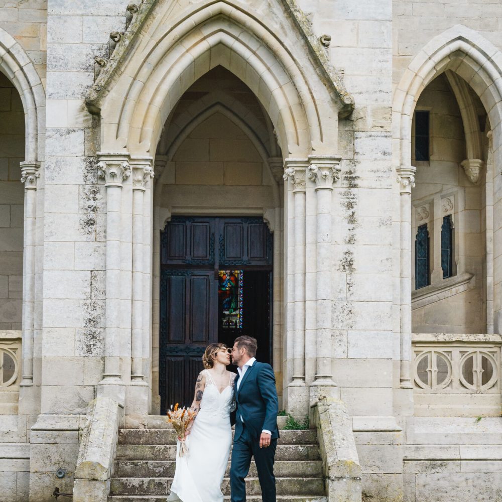 Couple de maries a la chapelle du Chateau Laverdines