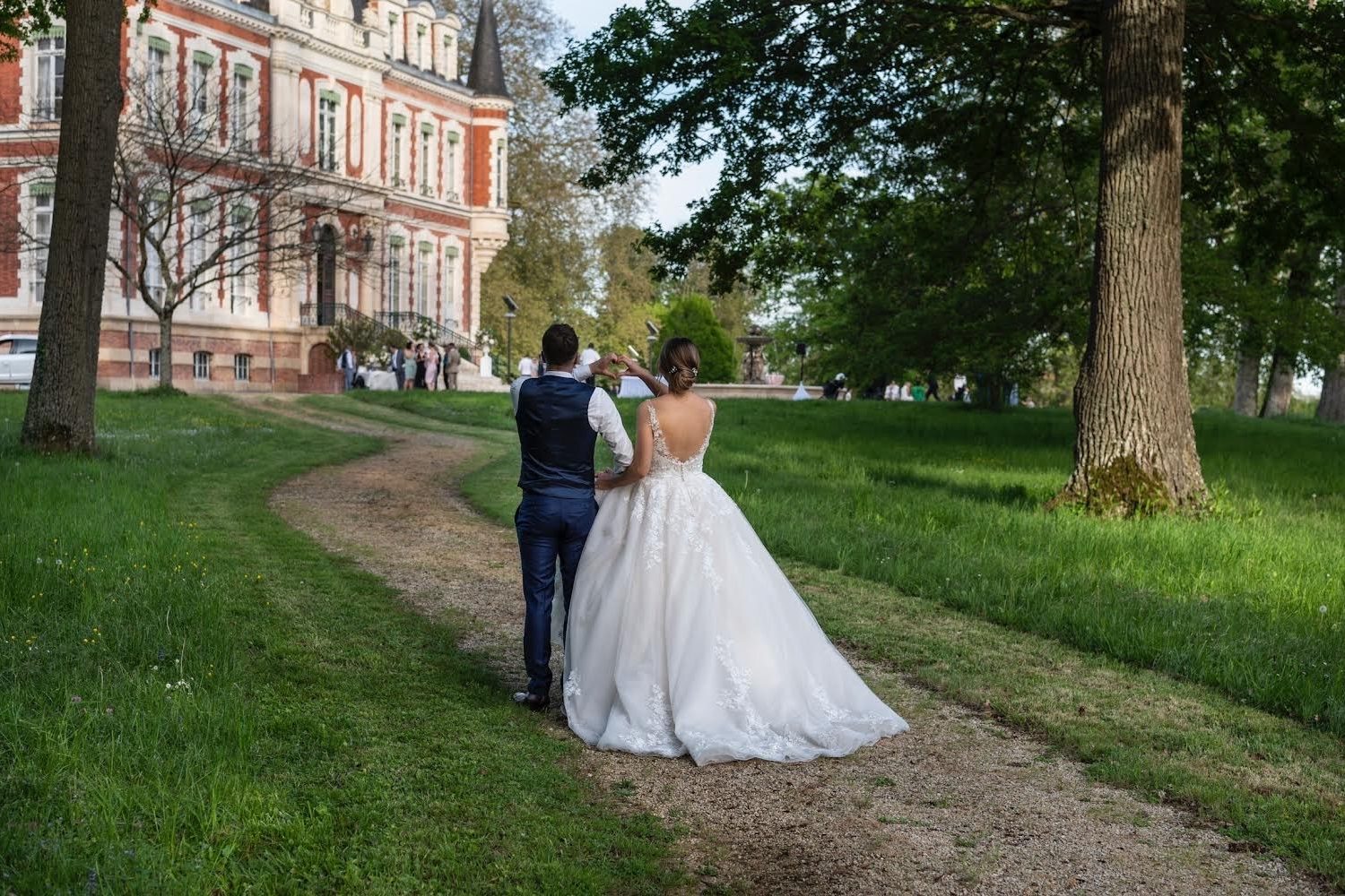 Couple de maries qui marche dans le parc du chateau Laverdines