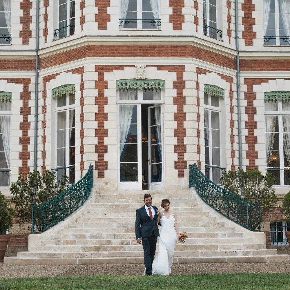 Chateau Laverdines avec un couple de mariés à l'extérieur