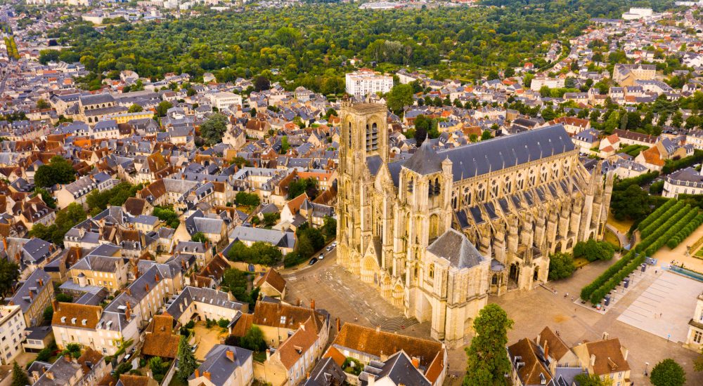 Vue aérienne du paysage urbain de Bourges et de la cathédrale Saint-Étienne dans le département du Cher, France
